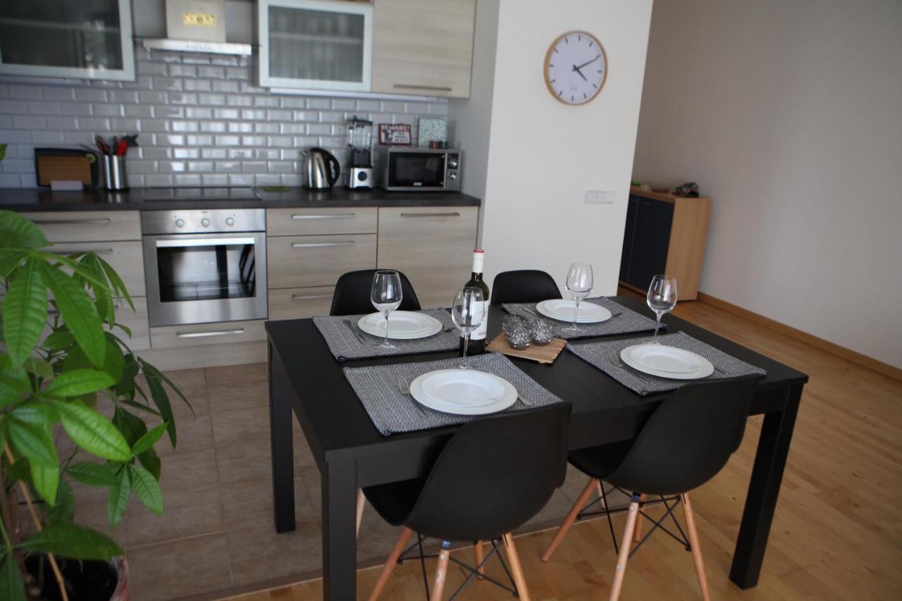 Cozy Home Apartment Kaivas, Free Parking, Self Check-In Riga Bagian luar foto